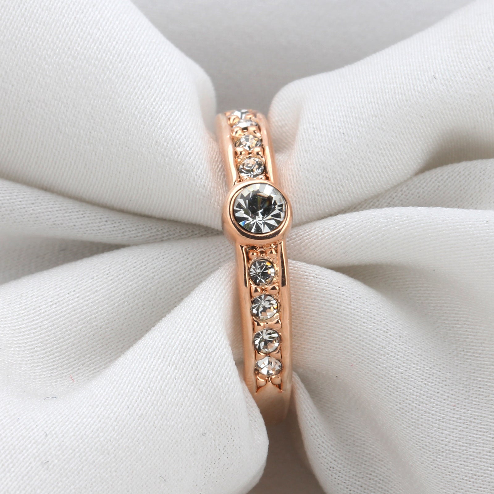 Simple Ring Inlaid Zircon Rose Gold Plated Ornament