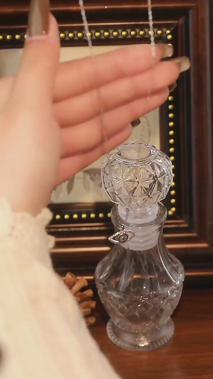 Load video: s925 Sterling Silver Jewelry European and American Atmospheric Demon Eye Necklace Eye Pendant